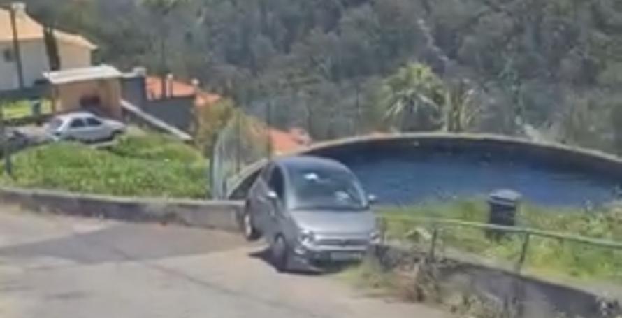 Carro quase cai num poço