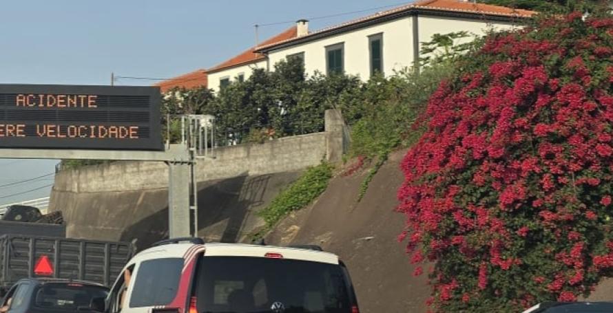 Choque em cadeia entre três carros na via rápida faz três feridos