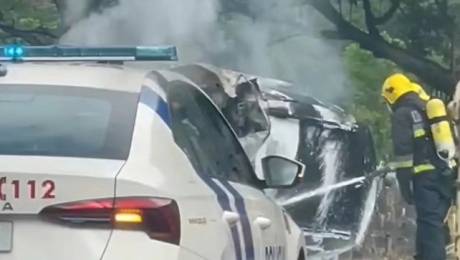 Carro capota e incendeia-se; condutor fica ferido