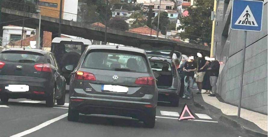 Choque em cadeia entre quatro carros no Funchal