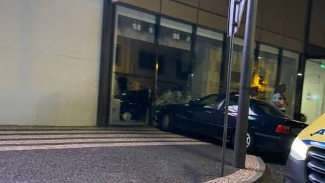 Carro choca contra montra no Funchal