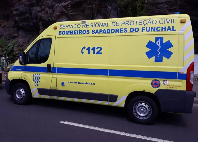 Motociclista despista-se numa rotunda e fica ferido