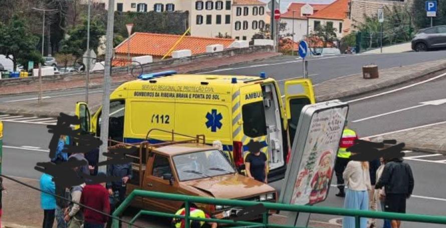 Carrinha sobe passeio e espreme mulher contra painel informativo