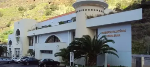 Incêndio ativo na Ribeira Brava mobiliza três corporações