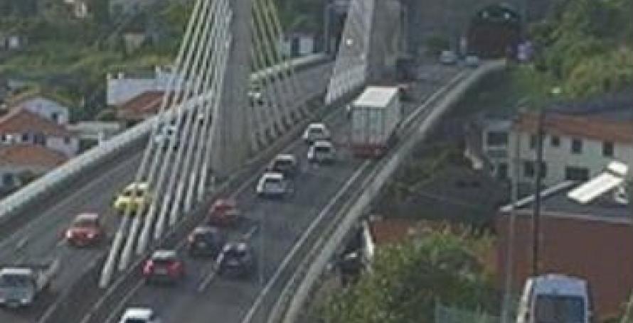 Camião imobilizado na via rápida no Funchal complica trânsito