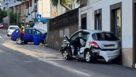 Violento acidente fere mulher e jovem