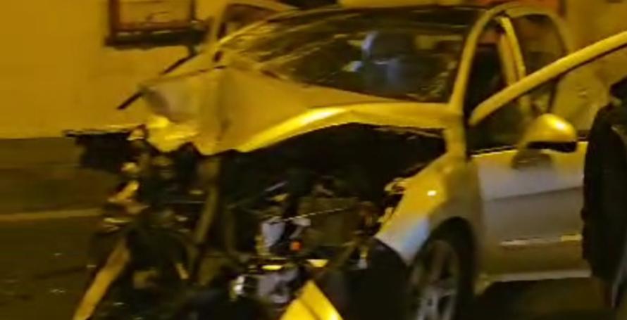 Violento choque frontal faz três feridos