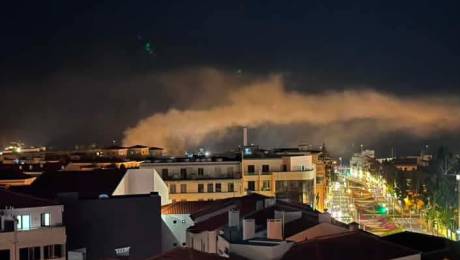 Reforço de meios para incêndio na Zona Velha que continua a alastrar