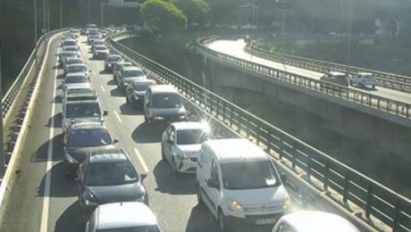 Carro incendeia-se dentro de túnel na via rápida