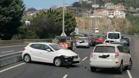 Dois feridos, um deles encarcerado, num acidente entre três carros na via rápida