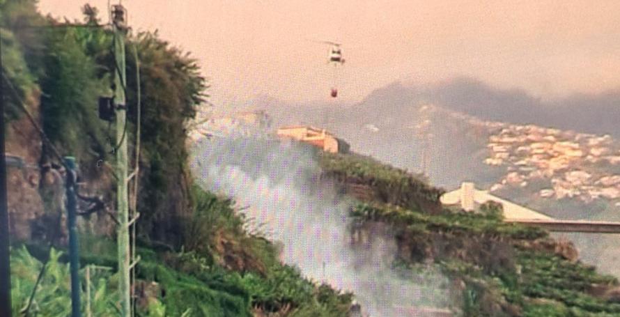 Incêndio ativo numa encosta nos Socorridos