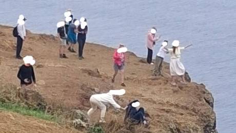 Turistas arriscam na Ponta do Pargo