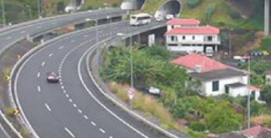 Cinco feridos, um deles, encarcerado, num capotamento de carrinha