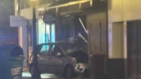 Carro entra por estabelecimento adentro