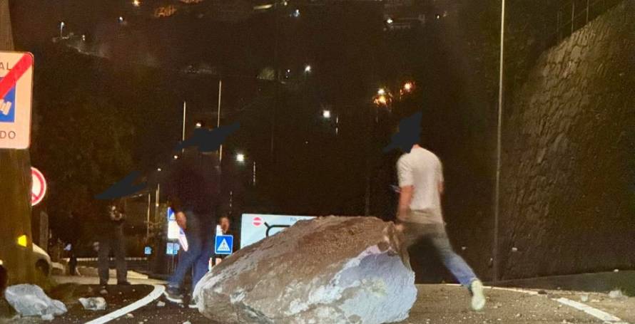 Pedra de grande porte cai na saída da via rápida