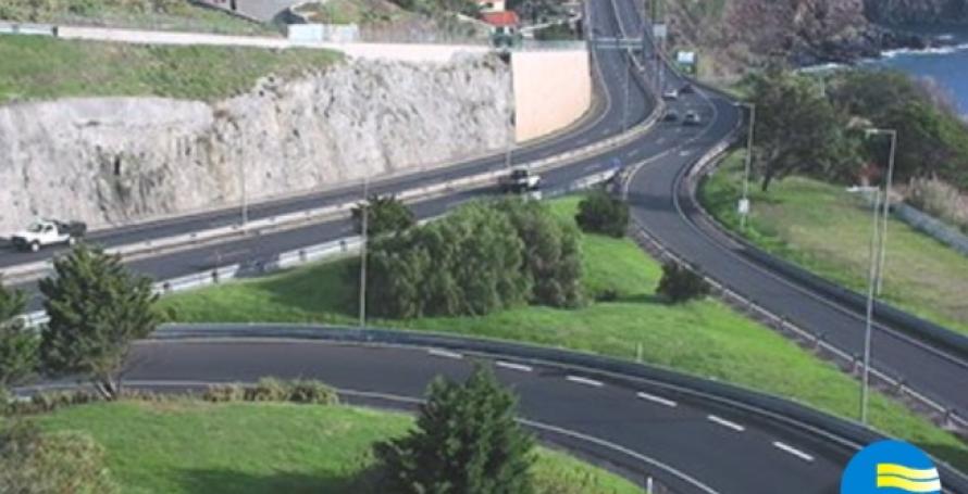 Ciclista idoso na via rápida