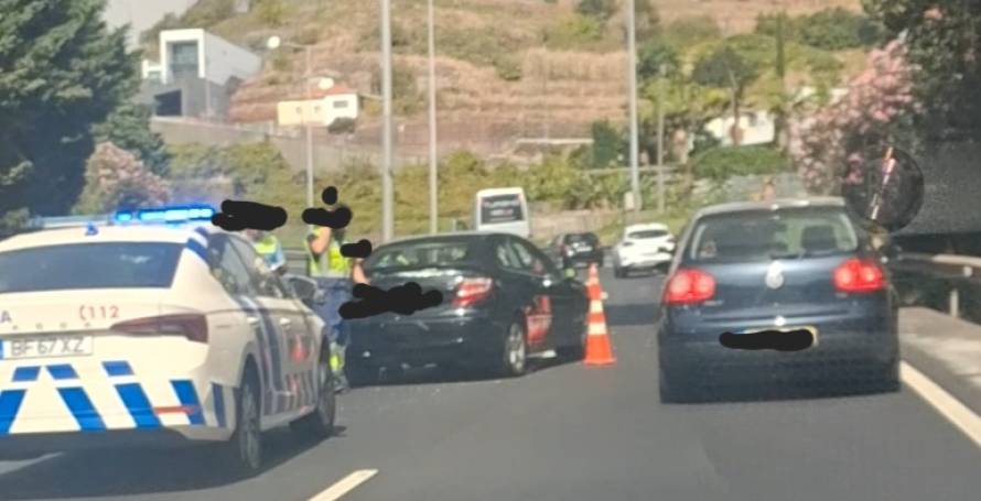 Acidente na via rápida entre carrinha e carro ligeiro