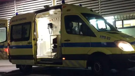Aparatoso despiste de mota fere casal; rapariga ficou presa entre mota e árvore