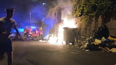 Incendiaram contentor de lixo; chamas danificaram dois carros
