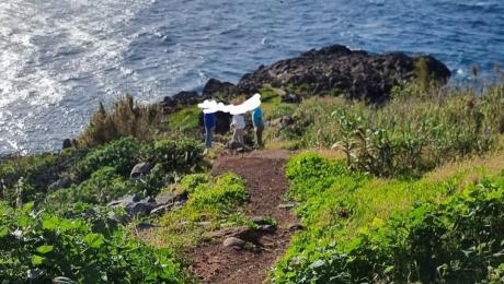 Turistas desrespeitam interdição a sítio junto ao mar por razões de segurança
