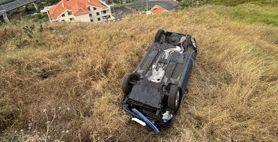 Aparatosa saída de estrada, com capotamento, faz um ferido
