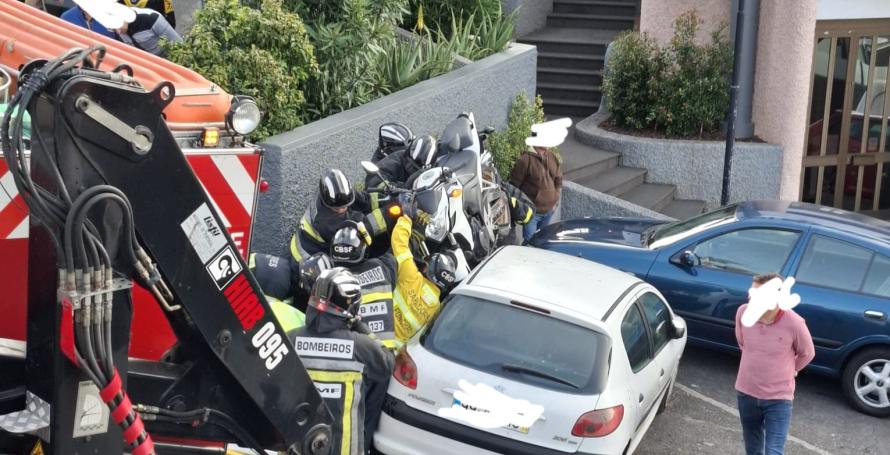 Motociclista fica entre parede e carro num acidente