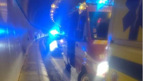Motociclista projetado 30 metros após acidente com carro na via rápida