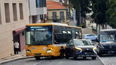 Acidente entre autocarro e viatura no Funchal