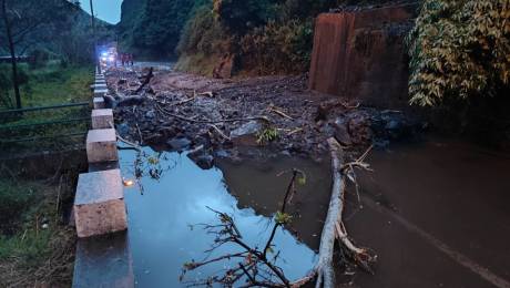 Grande derrocada fecha estrada da Serra de Água e gera caos no trânsito