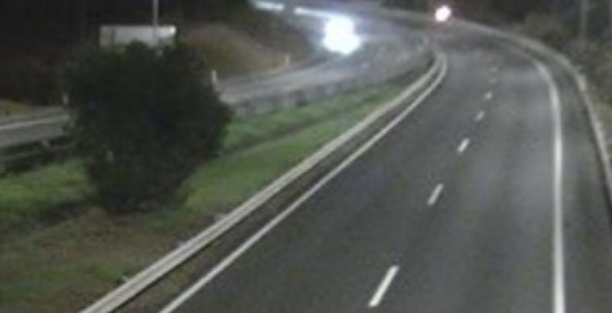 Motociclista perde as duas pernas num grave despiste contra poste na via rápida