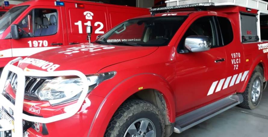 Carro incendeia-se e provoca incêndio em mato