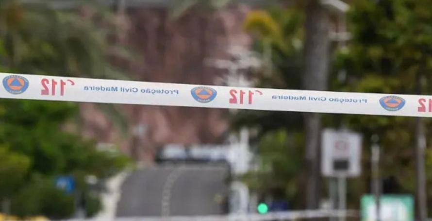 Há condutores a retirarem barreiras colocadas para impedirem acesso a zonas com risco de derrocadas