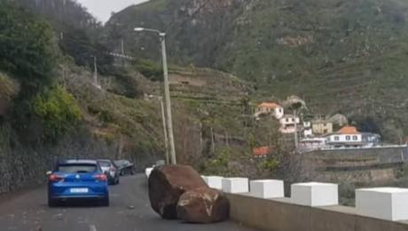 Pedras de grandes dimensões voltam a cair na estrada onde recentemente um carro foi atingido e uma mulher ficou ferida