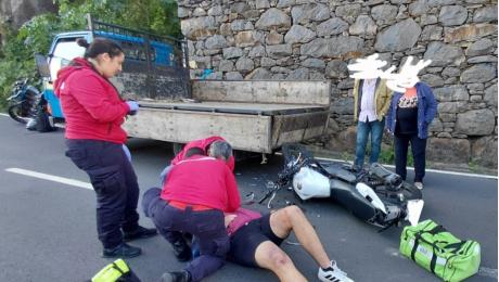 Jovem motociclista choca contra carrinha estacionada e fica ferido