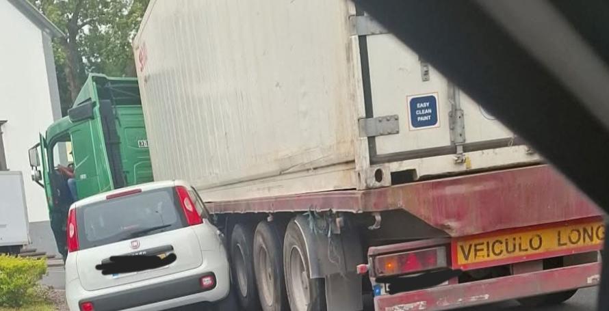 Choque entre camião e carro ligeiro na rotunda de São Martinho