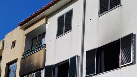 Sala de apartamento destruída por incêndio