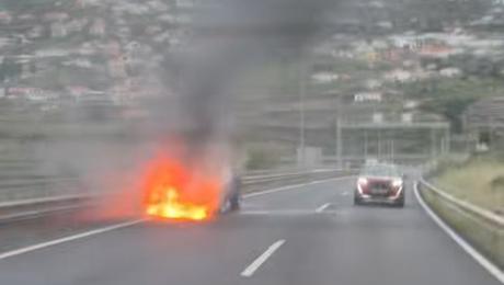Carro em chamas na via rápida
