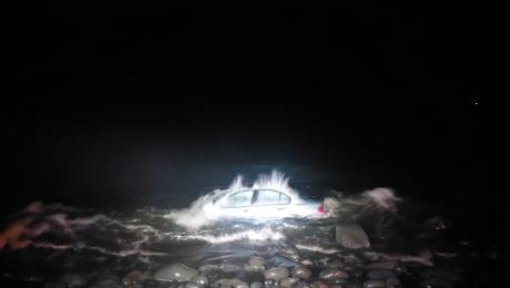 Jovem estava no interior do carro que caiu ao mar