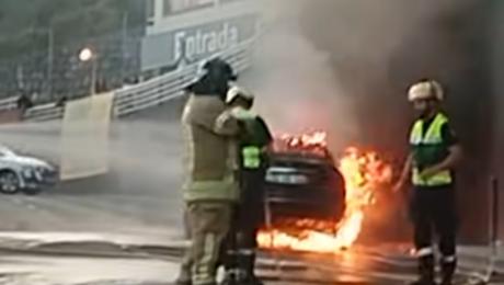 Carro destruído por incêndio