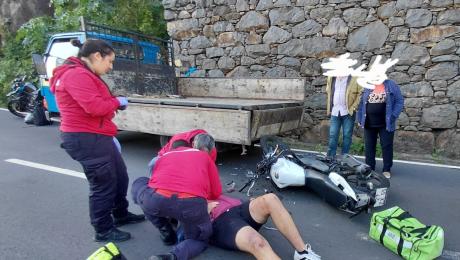Jovem motociclista choca contra carrinha estacionada e fica ferido