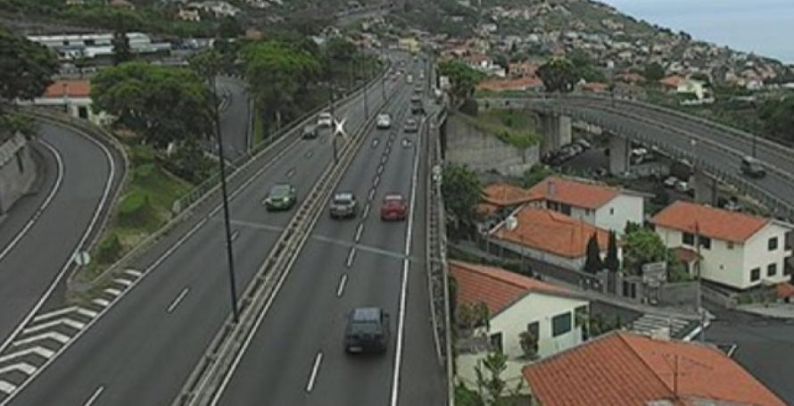 Motociclista ferido num acidente entre mota e carro na via rápida