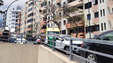 Mota atingida por carro quando estava parada num semáforo; mulher ferida