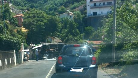 Homem encarcerado após acidente entre três viaturas com capotamento
