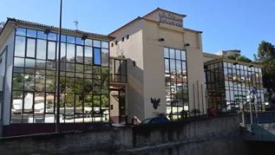 Carro incendeia-se à porta do quartel dos Sapadores