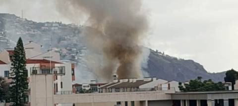 Grande incêndio numa casa no Funchal