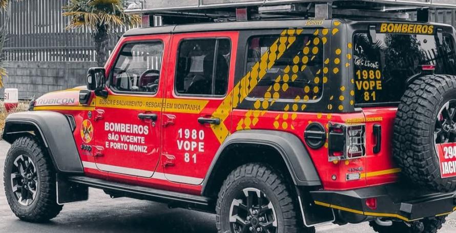 Turista com 70 anos ferido numa levada precisa de ser resgatado pelos bombeiros