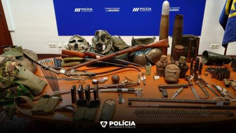 Homem detido com armamento, munições, componentes de armas de fogo, armas brancas e material de natureza militar