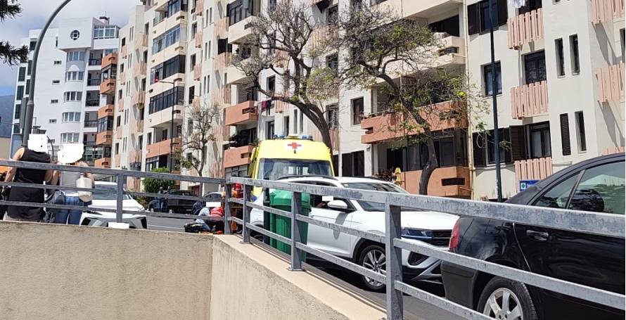 Mota atingida por carro quando estava parada num semáforo; mulher ferida