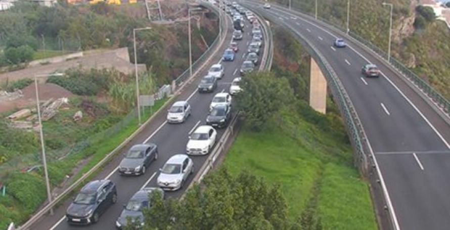 Acidente na via rápida fere mulher