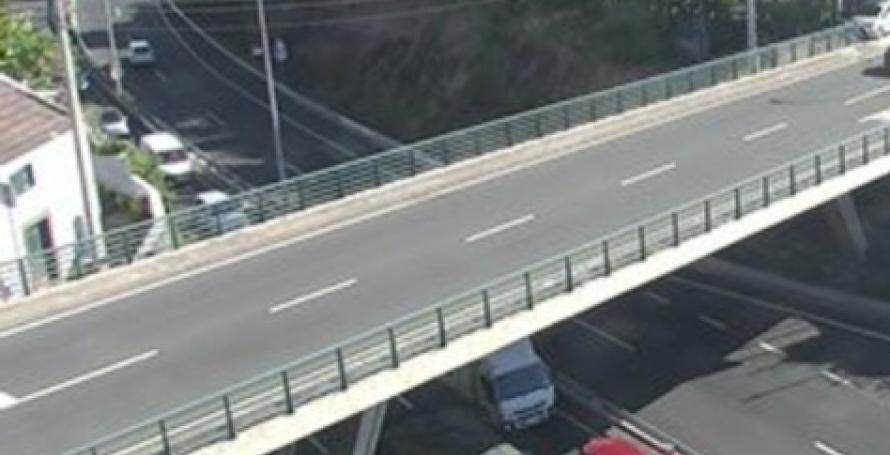 Motociclista choca contra camião na via rápida e é projetado